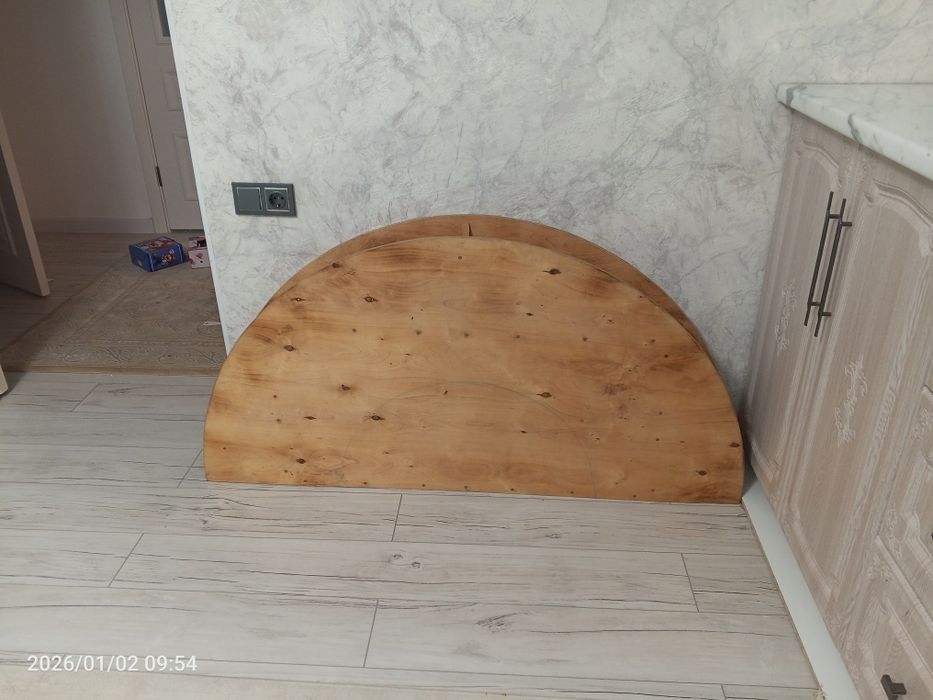 Стол круглый, складной.