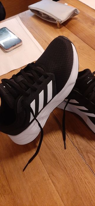 Adidasi adidas noi. Doar probați 40, 2/3. Potriviți la un picior 39