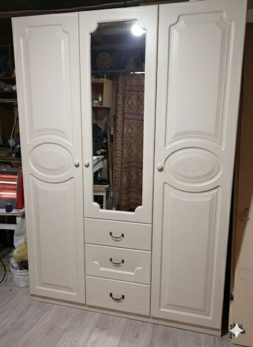 Продам трехдверный шкаф с зеркалом и выдвижными ящиками