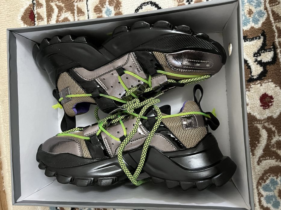 спортивный обувь