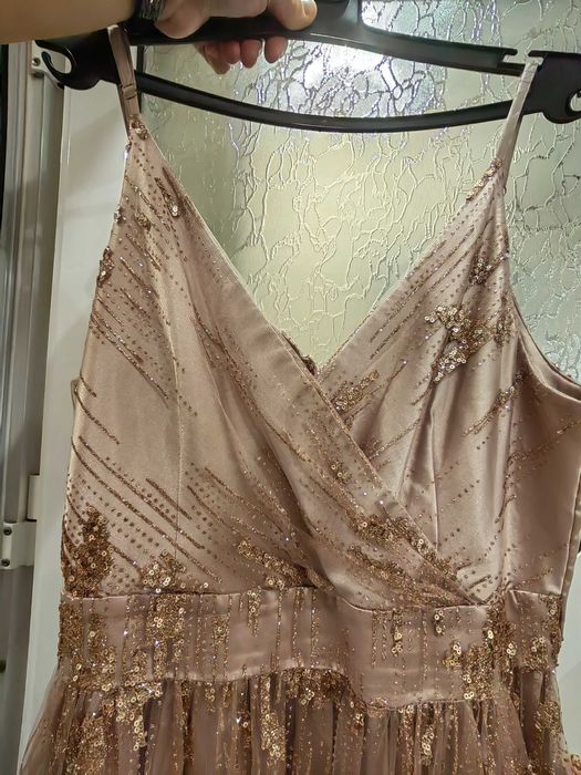 Официална рокля със златисти пакети.