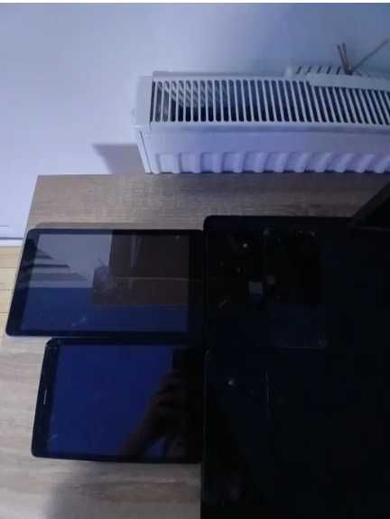 Vand tablete si telefoane pentru piese