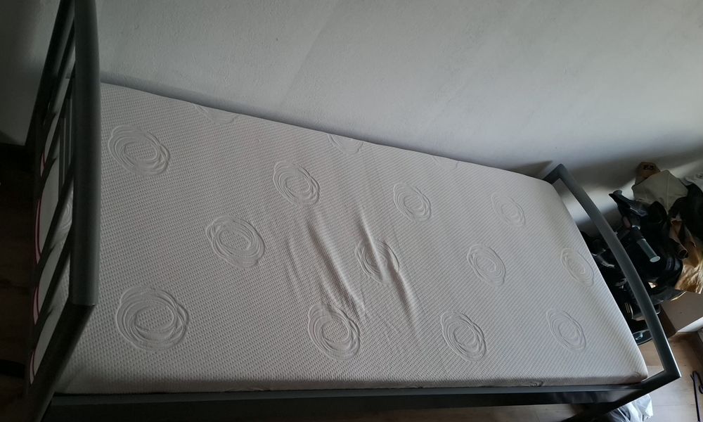 Vând pat pentru o singură persoană, destul de mare