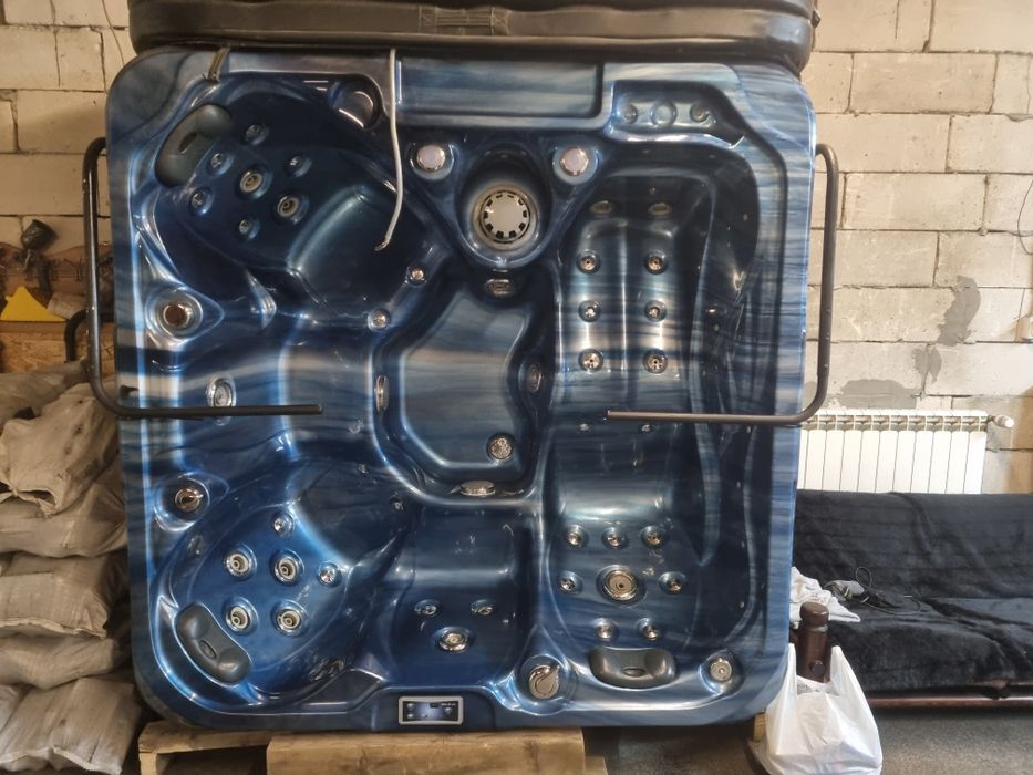 Cada cu hidromasaj- jacuzzi -hot tub