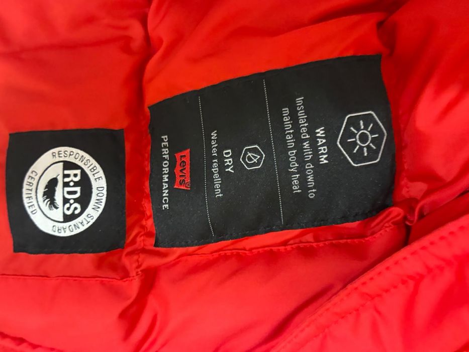 Красня куртка levis