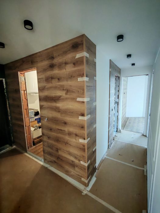 Професионален монтаж на паркет и первази