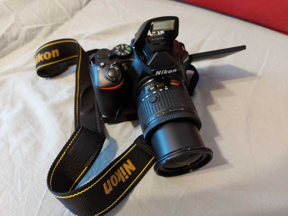 Фото апарат Nikon D5600-КАТО НОВ (само на 3267 кадъра!)+ два обектива + оригинално зарядно и оригинална батерия +стойка+фото чанта