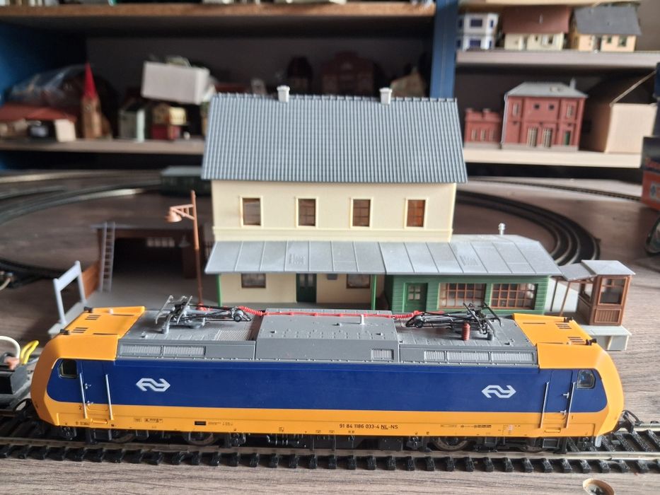 piko locomotiva BR E186

Roți metalice izolate 
Iluminare ban