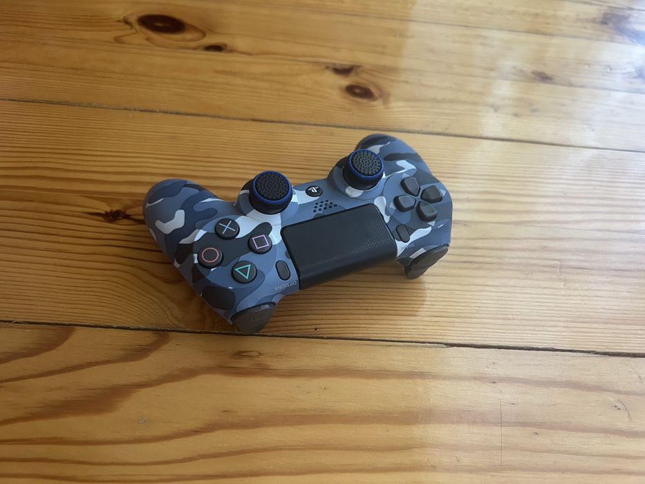 Плейстейсън 4 про с два джойстика и три игри