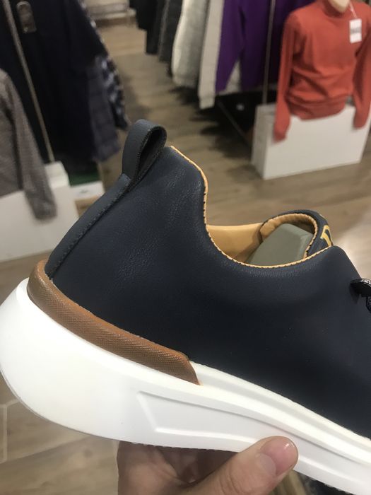 Обувь спортивние