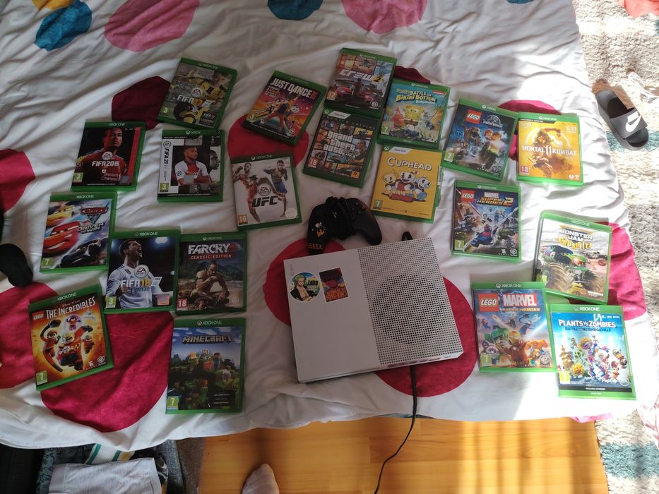 Vand Xbox One cu jocuri plus inca 4 jocuri digitale( Subnautica far cry primal și mortal Kombat x)  negociabil