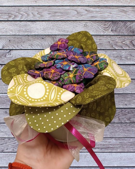 Текстилна теменужка в кашпа