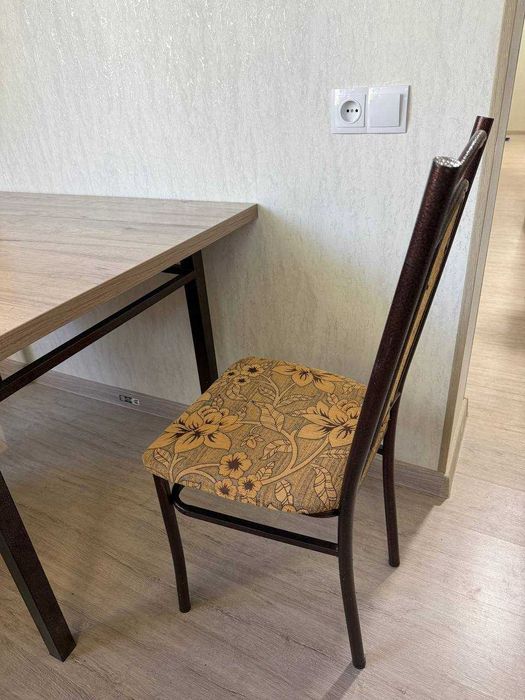 Стол со стульями на кухню