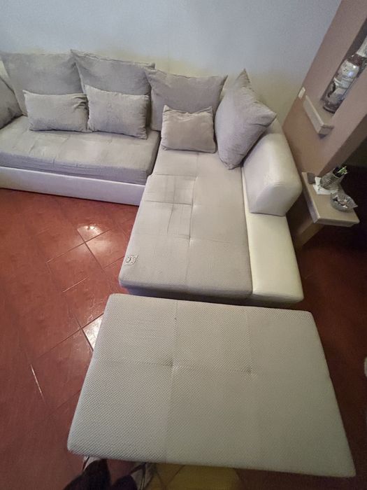 Диван с две табуретки