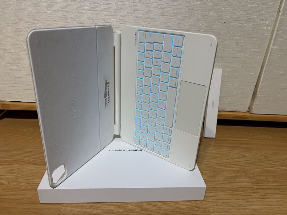 Husă cu tastatură pentru iPad nouă!