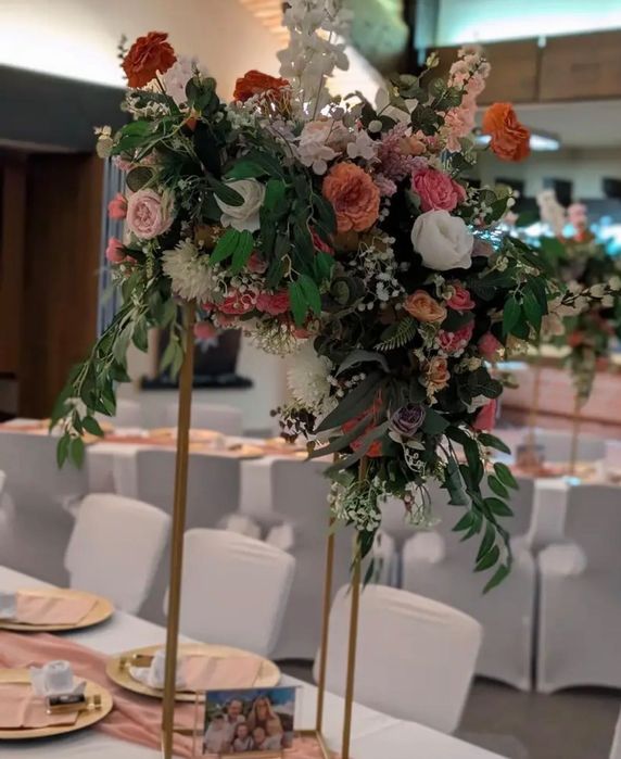 Decor Evenimente: Arcade Baloane și Aranjamente Florale