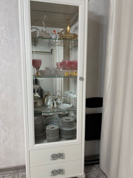 Шкаф-витрина в отличном  состоянии.