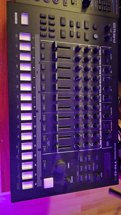 Sampler Roland TR8-S