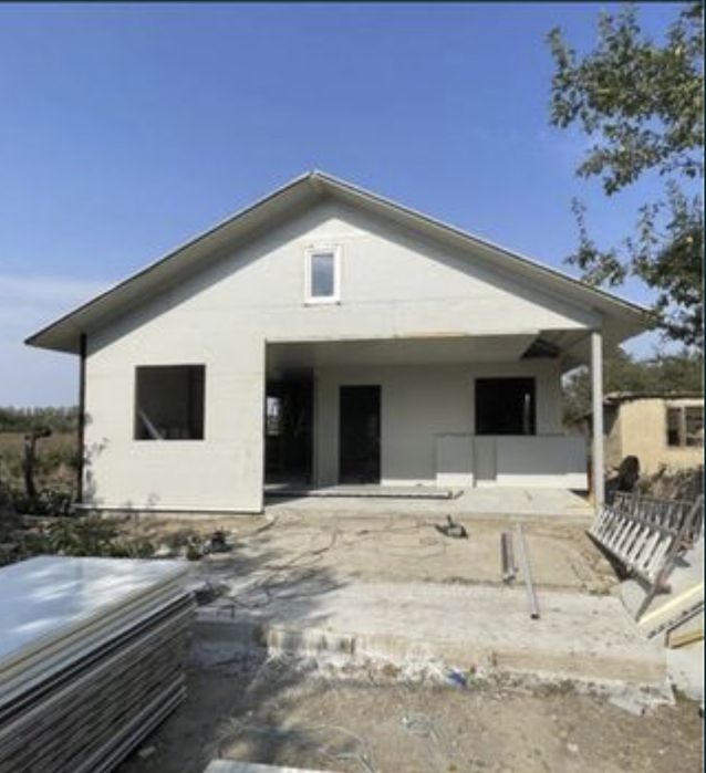 Vand/fac case modulare pe structura metalica .