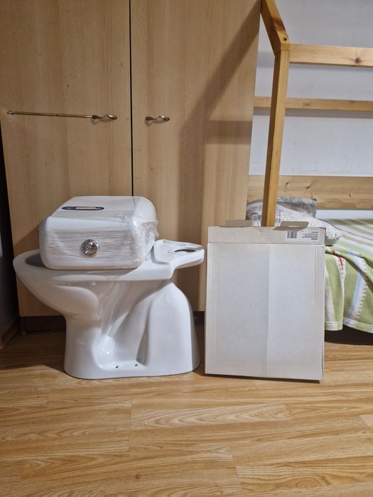 Чисто нова тоалетна чиния с казанче / моноблог