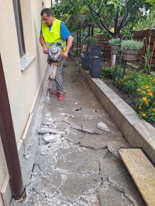 Demolari,Decapări Gresie/Faianță/Glet/Var.Debarasari Moloz/Mobilă.