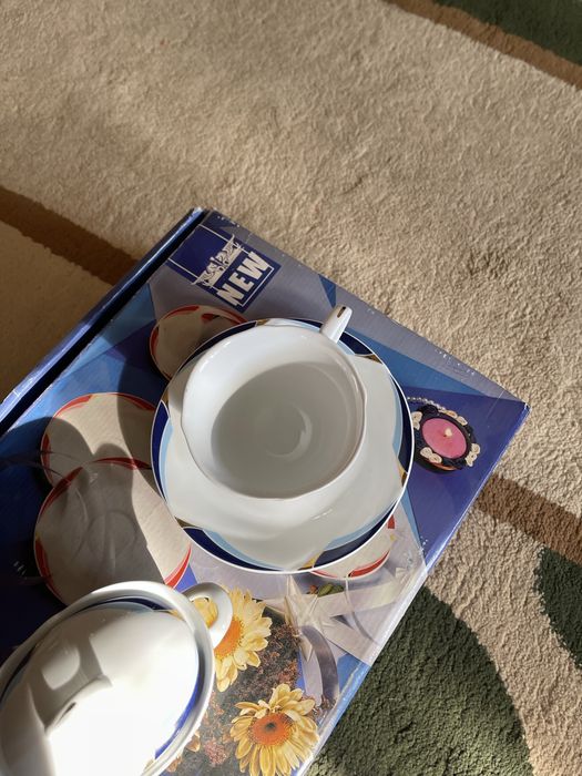 Чайный набор: 6 чашек, блюдца и сахарница