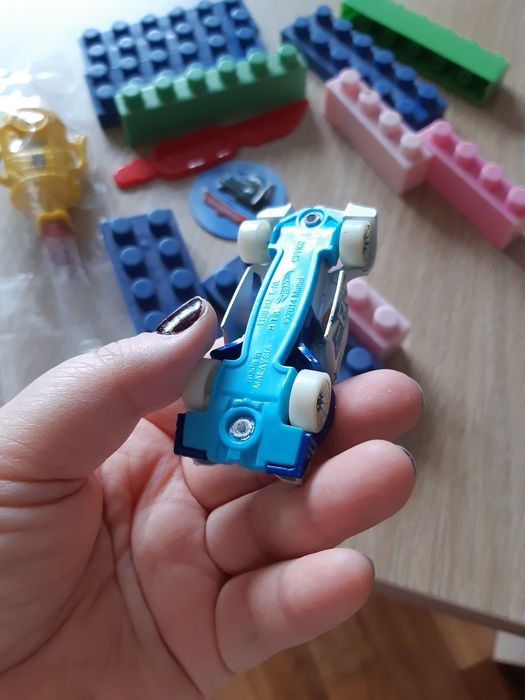 продам машинку Hot wheels и др игрушки