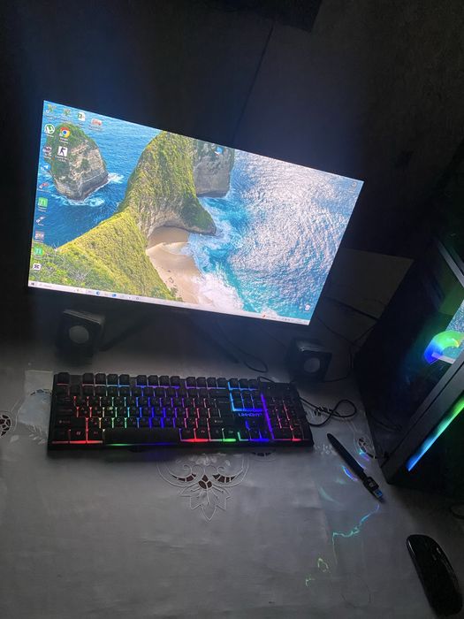 Монитор, блок, клавиатура в подарок