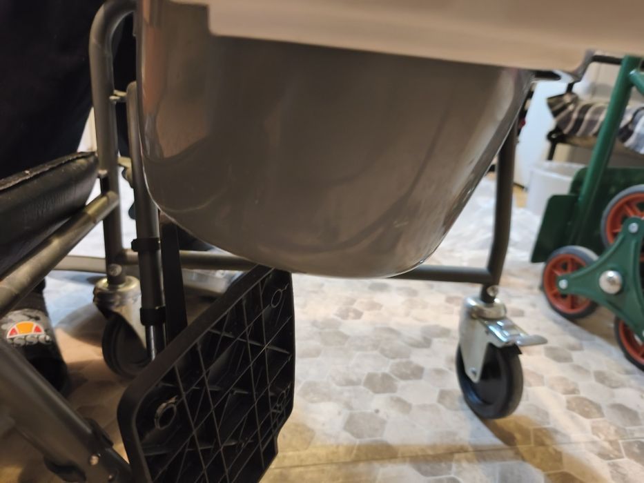 Подвижен тоалетен стол, инвалидна количка