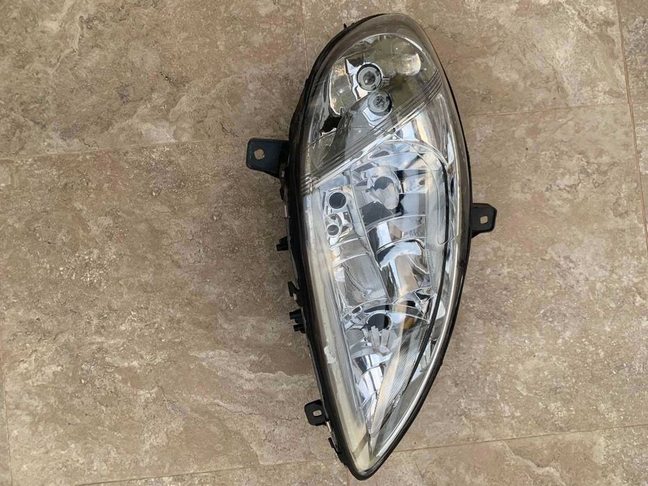 Продавам фарове за Mercedes Vito