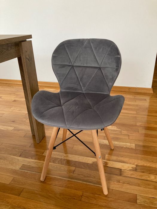 Vand set de 4 scaune in stare excelentă