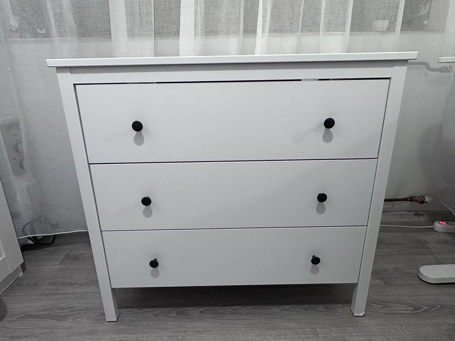 SET: Birou + Comoda. Biroul: 80 cm latime, 160 cm lungime, este reglabil. Comoda: 46 latime, 90 cm lungime, 82 inaltime.