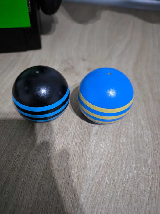 Bile de kendama. Ambele