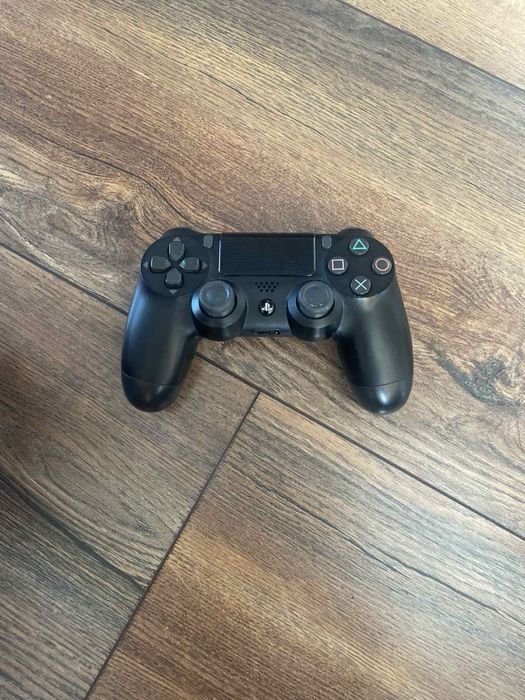 Ps4 slim с включени 8 игри