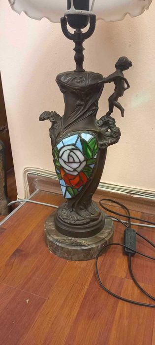 Продавам настолна лампа италианска Тифани