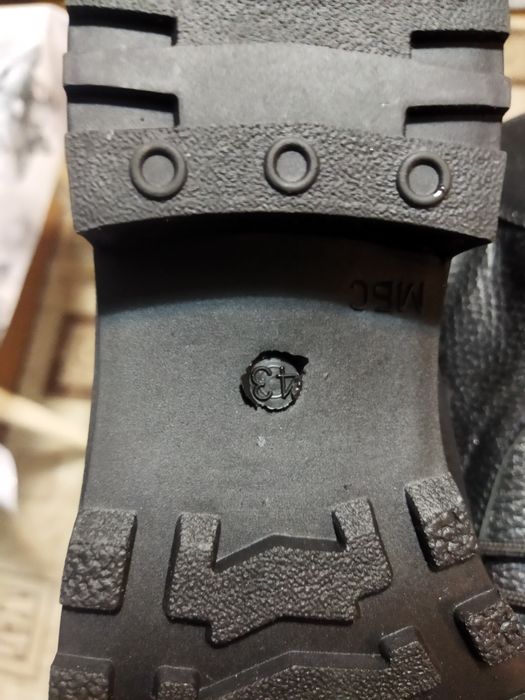 Продам ботинки..