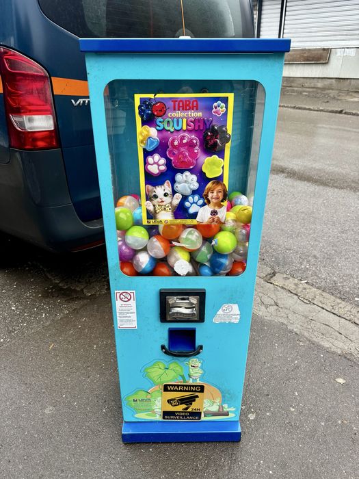 вендинг машина за топчета или капсули с играчка