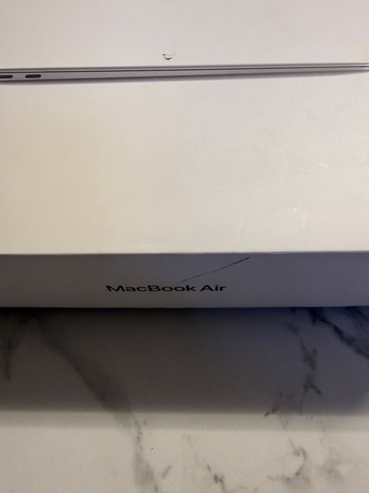 Vând MacBook Air 13” cu SSD de 256 GB