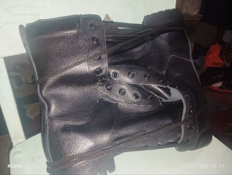 harbiylar oyoq kiyimlari ustki qismi teri padoji rezina sifati zor.