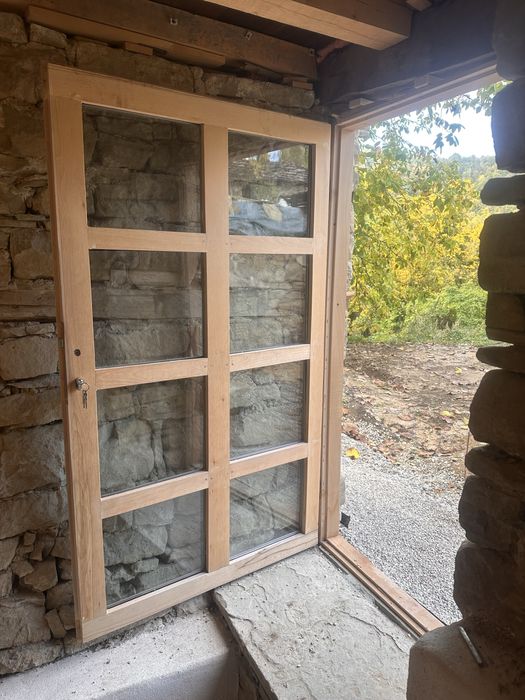 Продавам врата и два прозореца