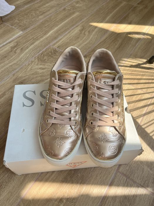 Оригинални сникърси Guess