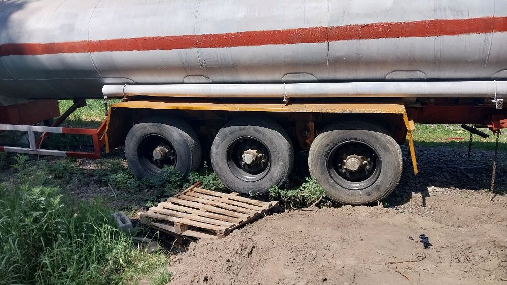 Цистерна полу прицеп