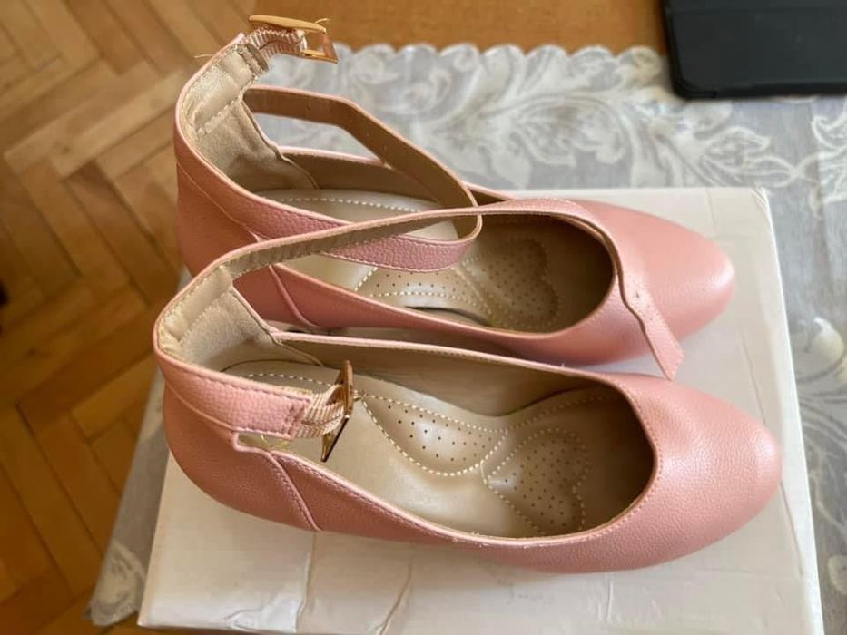 Розови обувки на ток