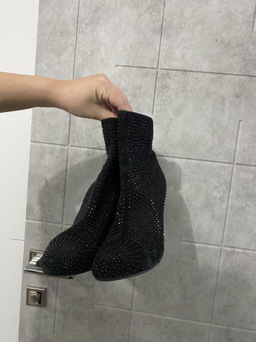 Красивые ботильоны со стразами