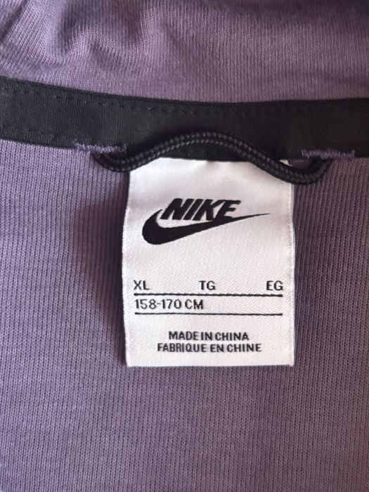 Продавам оригинален Nike Tech