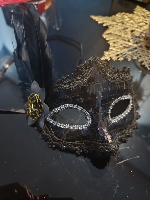 Женская карнавальная маска в черном цвете