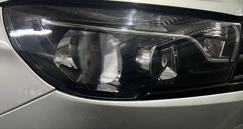 Продам передние фары на Lada Vesta