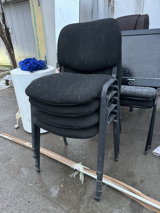 Продается стульчики 70 шт  и 2 кресло