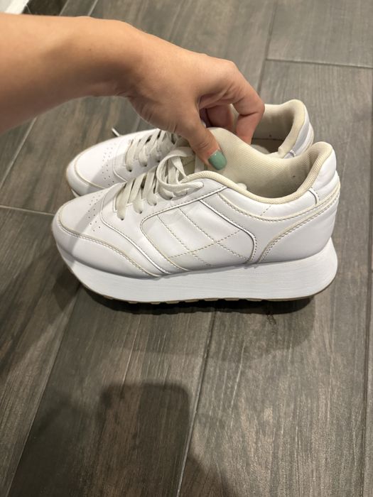 Бели дамски маратонки