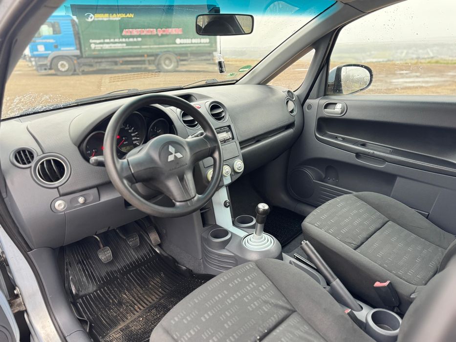 Vând Mitsubishi colt